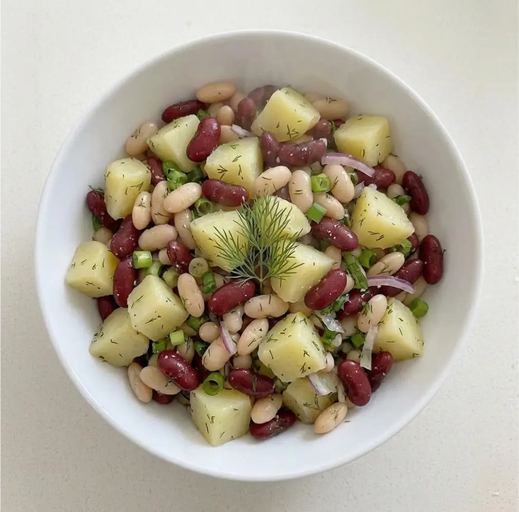 Гарячий картопляний салат із квасолею