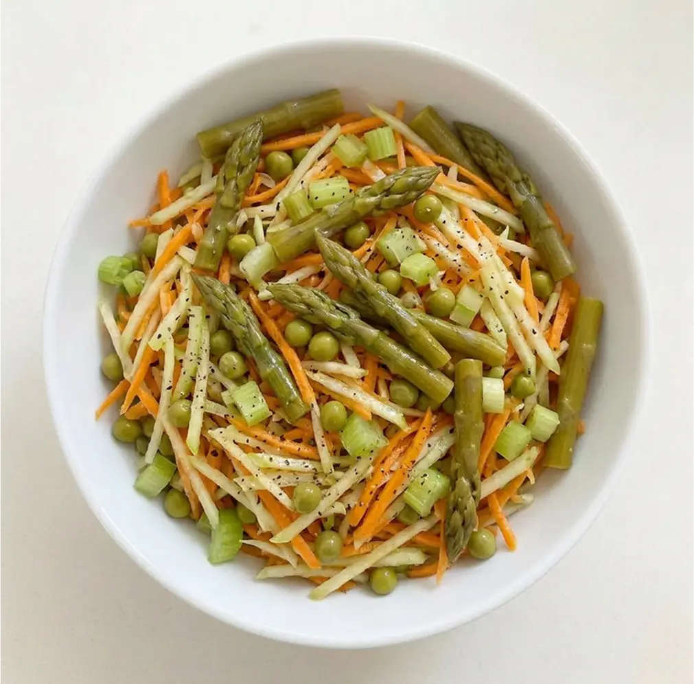 Овочевий салат із маринованою спаржею
