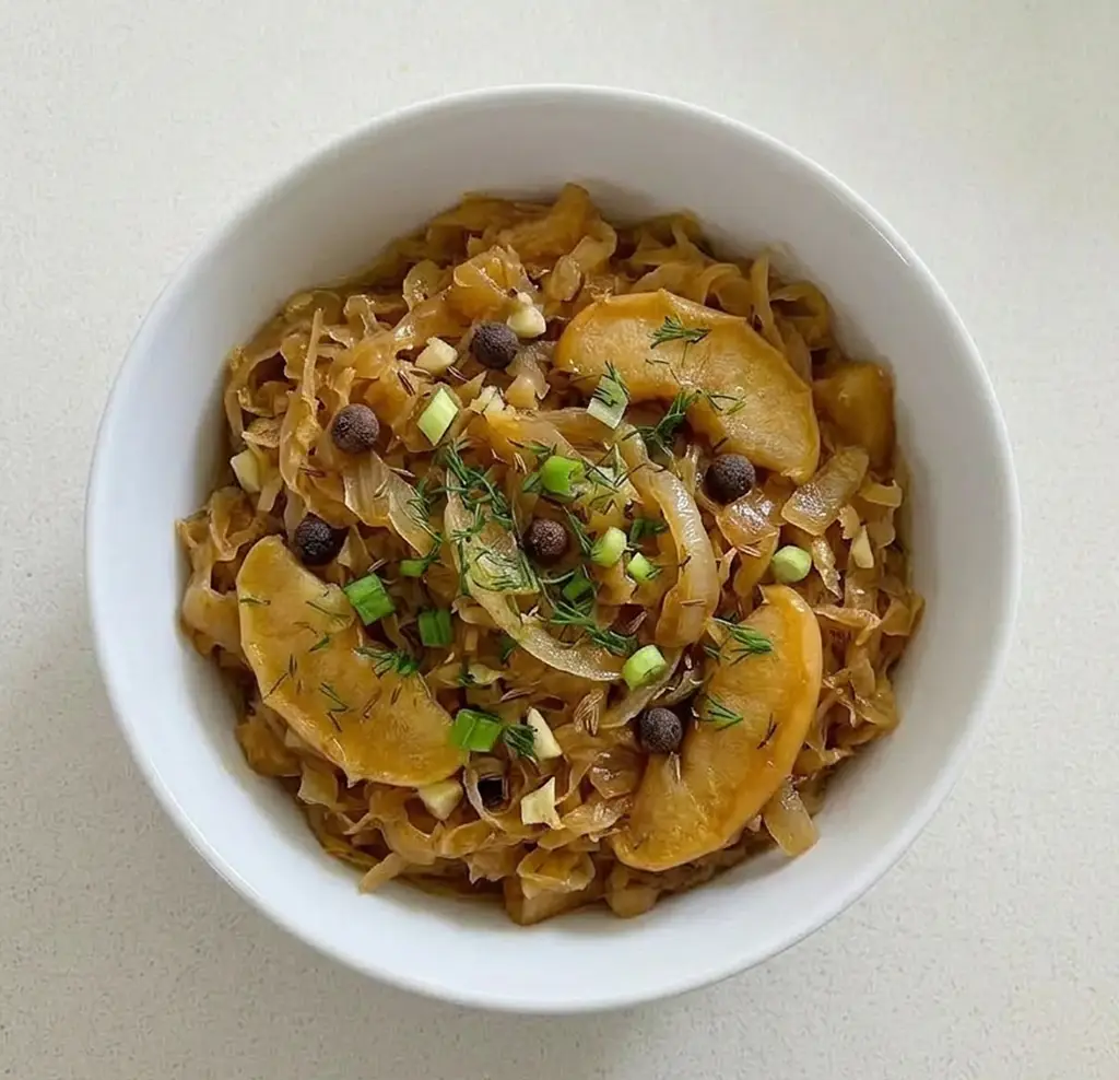 Квашена капуста, тушкована з яблуками