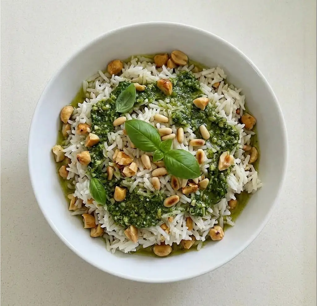 Рис з арахісом і соусом песто