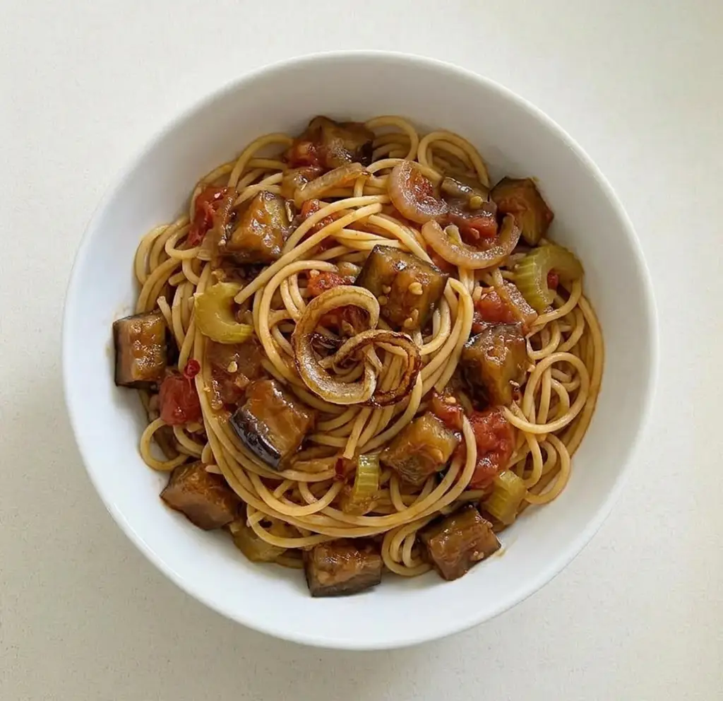 Спагеті з кисло-солодкими баклажанами