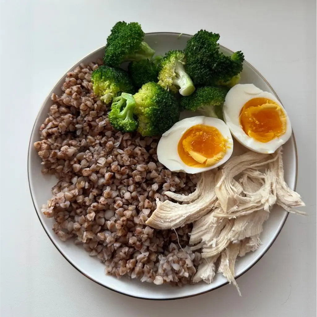 Гречка, курка, яйце, броколі