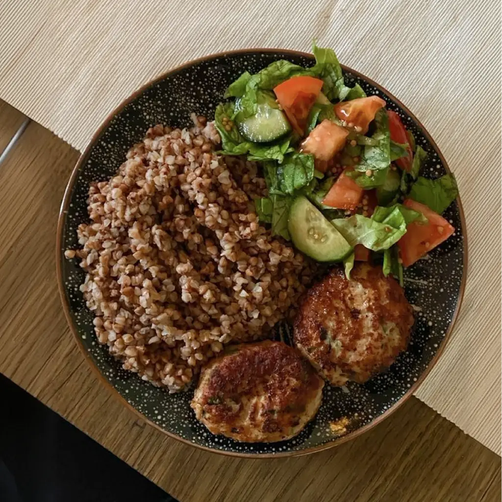 Гречка, котлетка, салат