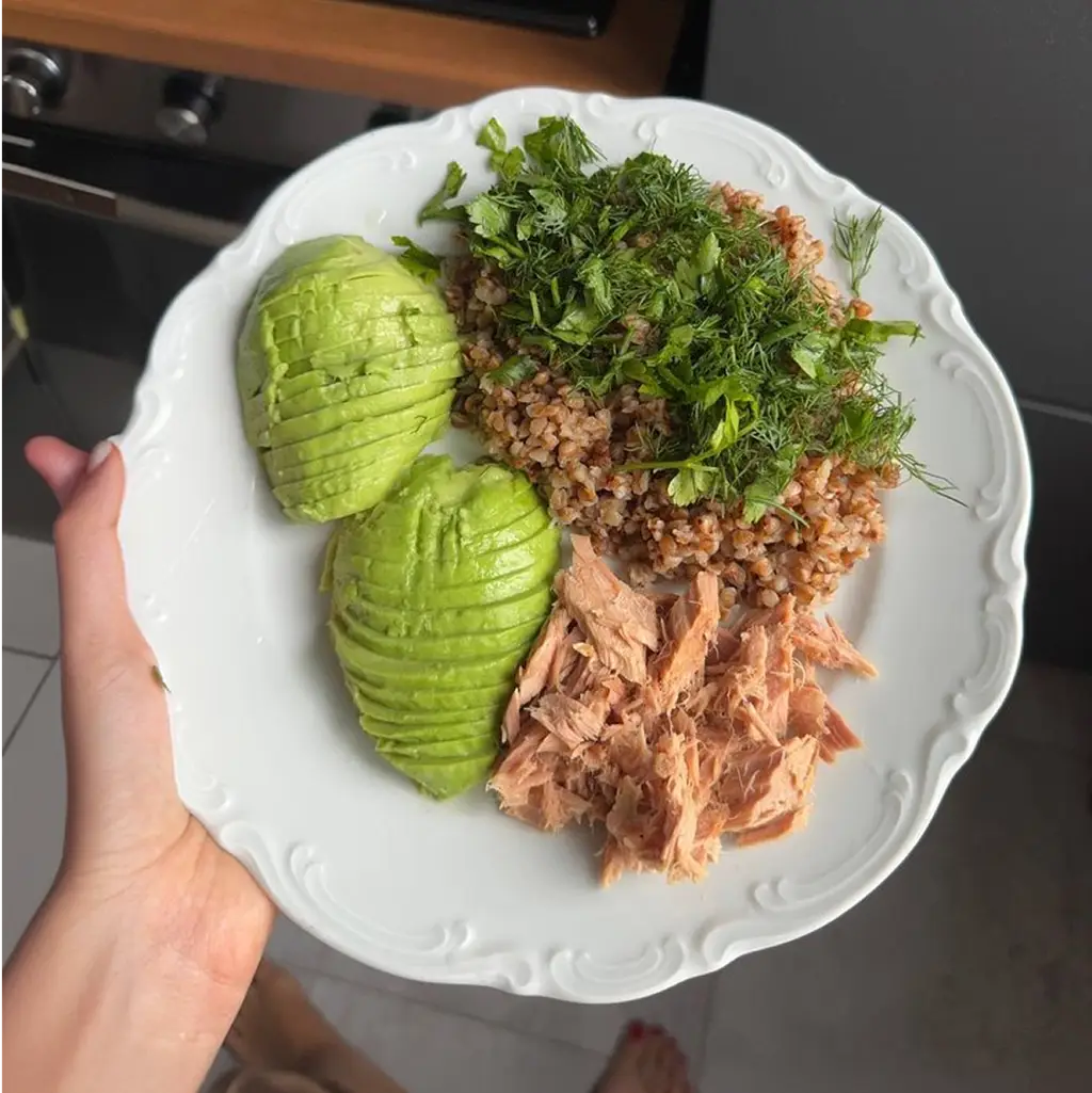 Гречка, тунець, авокадо