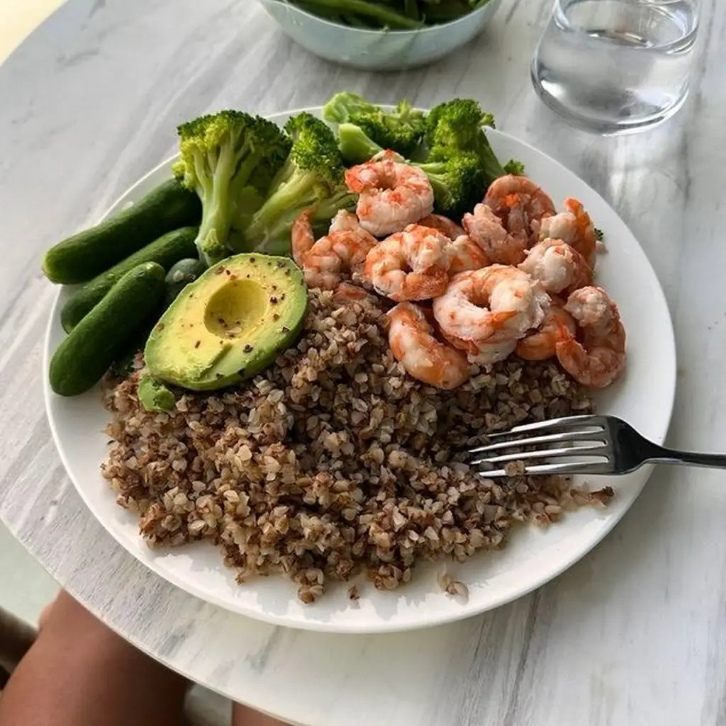 Гречка, креветки, авокадо