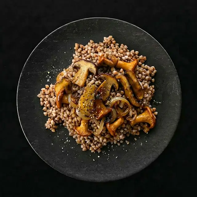 Гречка з грибами та цибулею