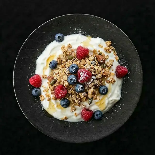 Грецький йогурт з гранолою та фруктами